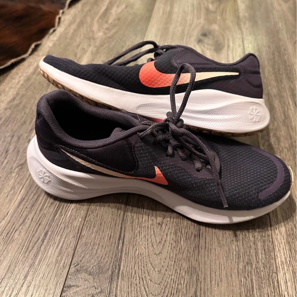 Nike Women's Black and Coral Athletic Shoes